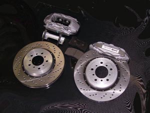 Kit frein AV disques diamètre 345 avec étriers BREMBO, supports étrier, plaquettes HP et boulonnerie * (Non adapté avec jantes origine)- 1780.94 HT
